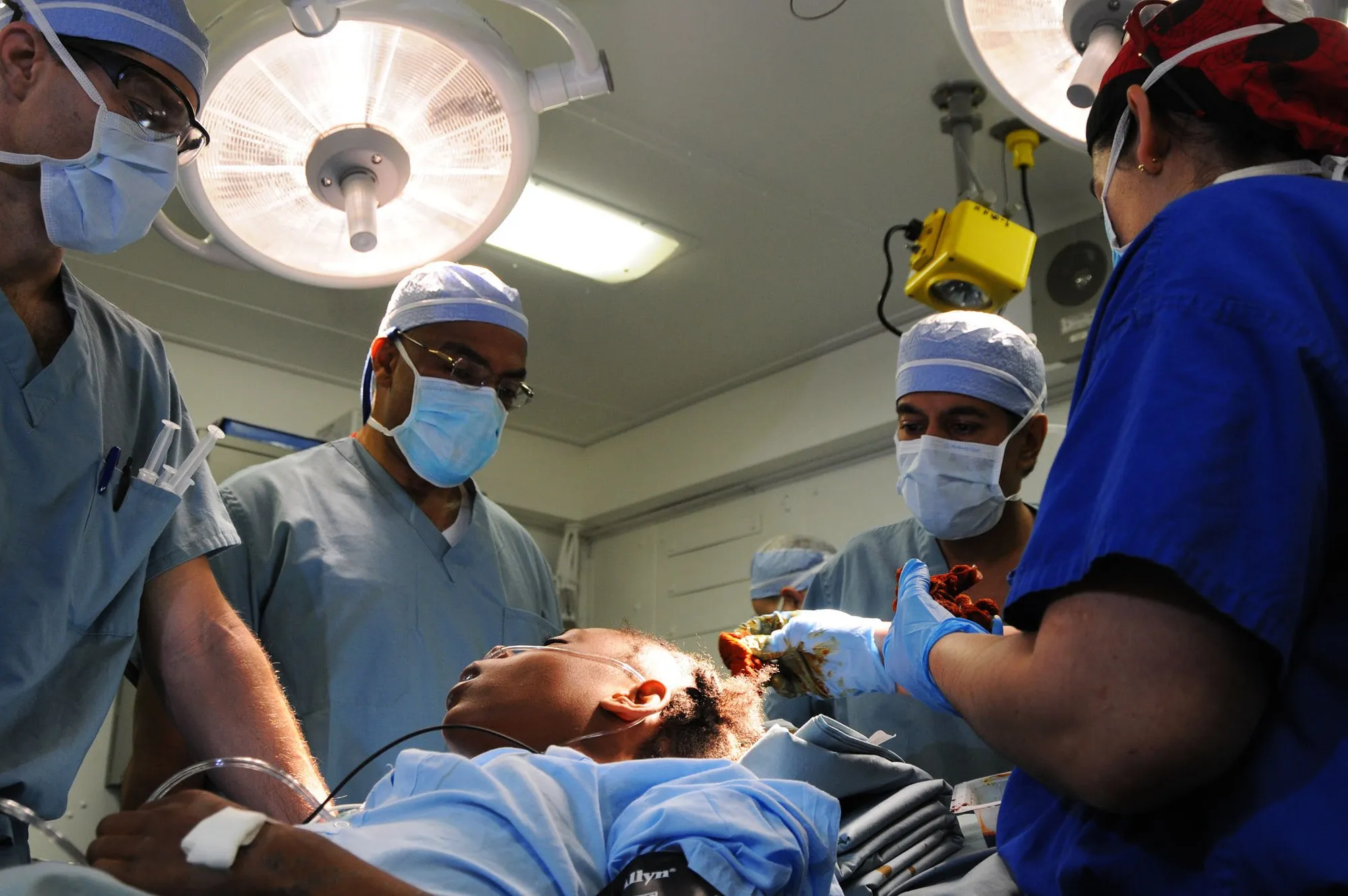 US_Navy_100118-N-8878B-078_Surgeons_perform_surgery_on_a_12-year-old_Haitian_girl_with_a_severe_head_injury_aboard_the_Nimitz-class_aircraft_carrier_USS_Carl_Vinson_(CVN_70).jpg