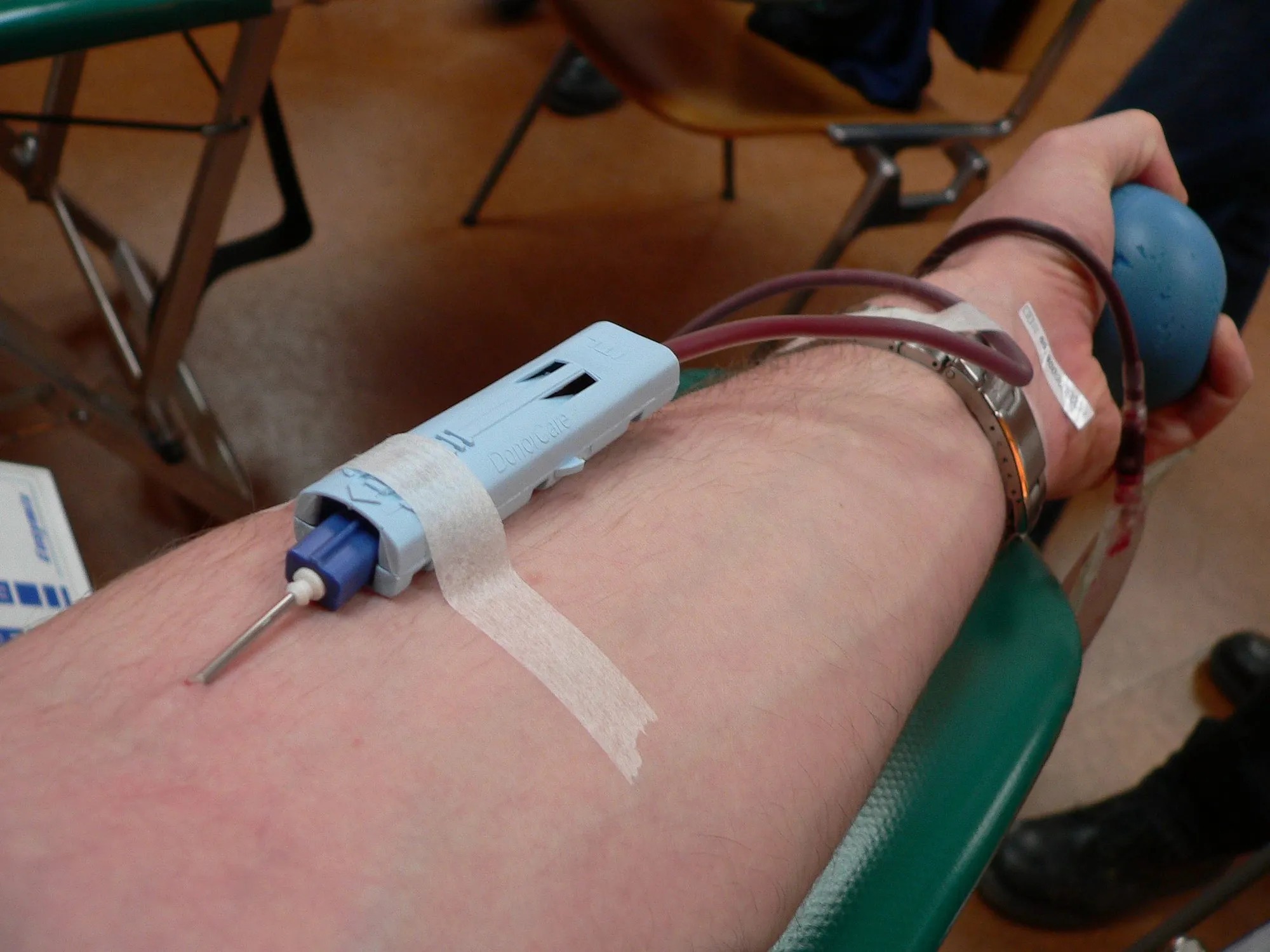 2000px-Blood_donation_-_photo_of_arm.jpg