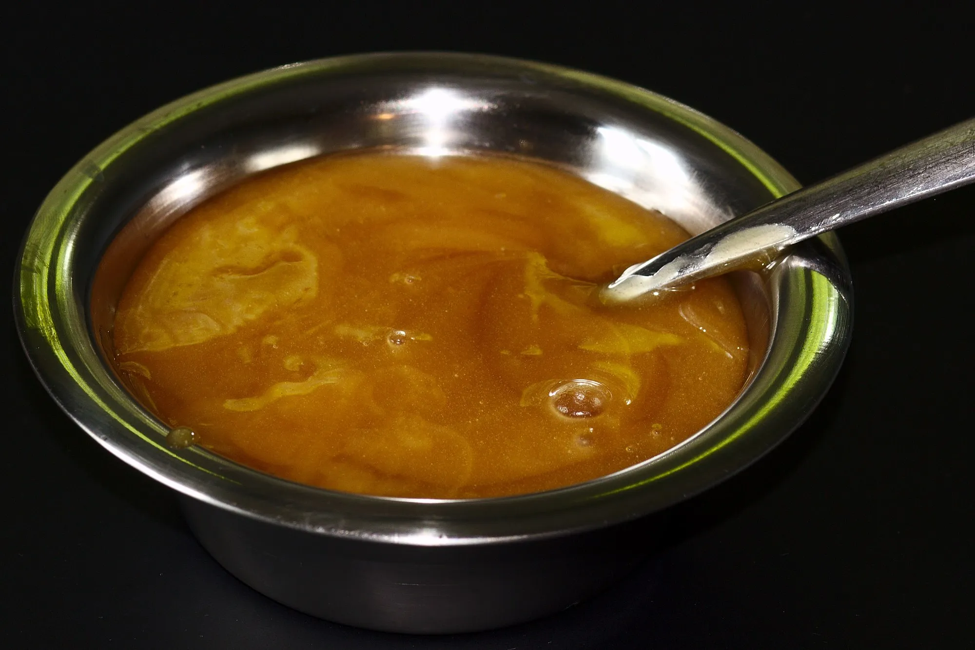 2000px-Manuka_honey_in_a_bowl.jpg